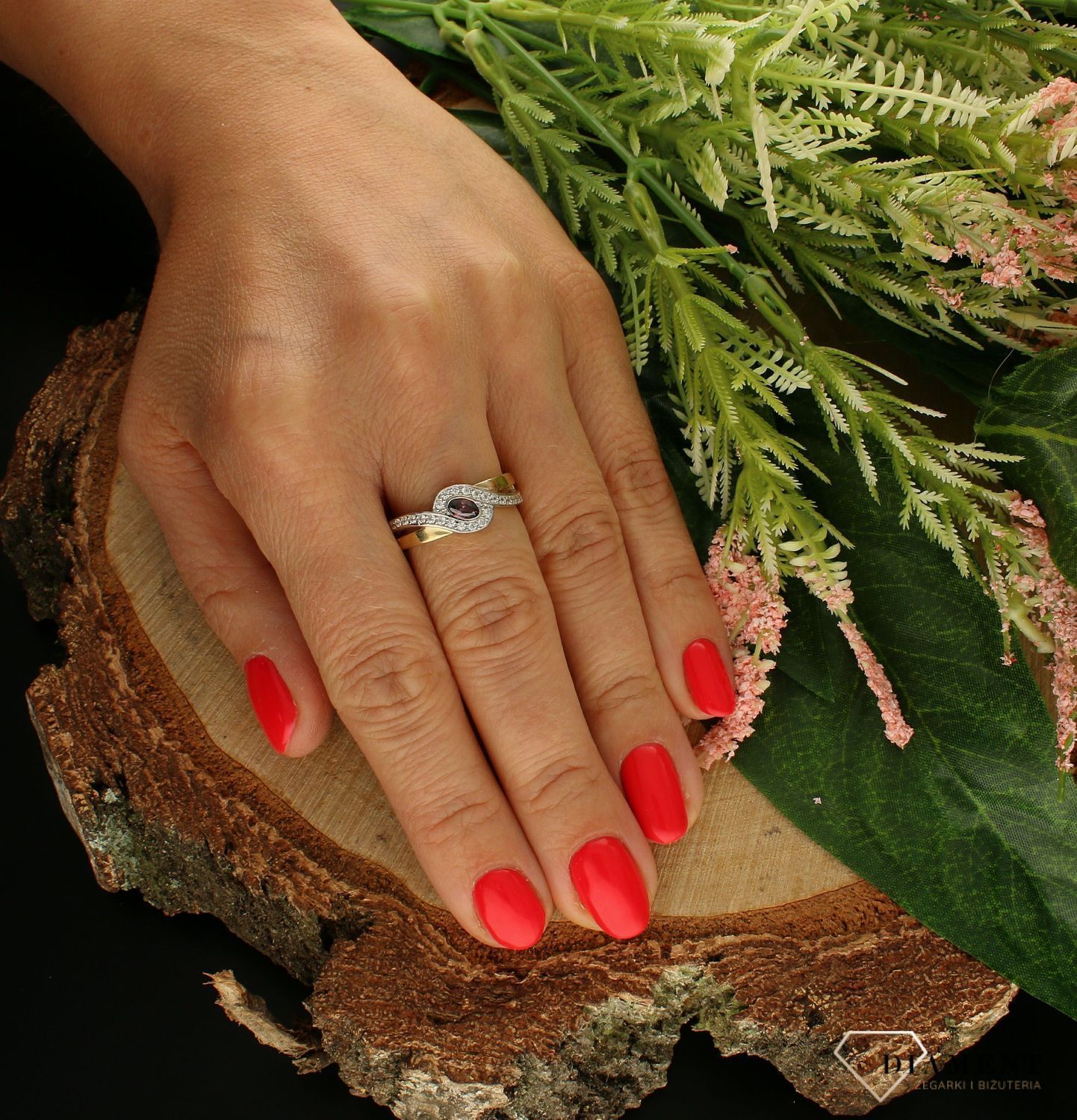 Złoty pierścionek 333 z rodolitem  PI 6049A. . Pierścionek z zachowaniem dbałości o każdy szczegół i detal. Pierścionek wykonano z żółtego złota najwyższej próby. Dodatek łączy w sobie symbolikę kruszcu i kolor (1).jpg